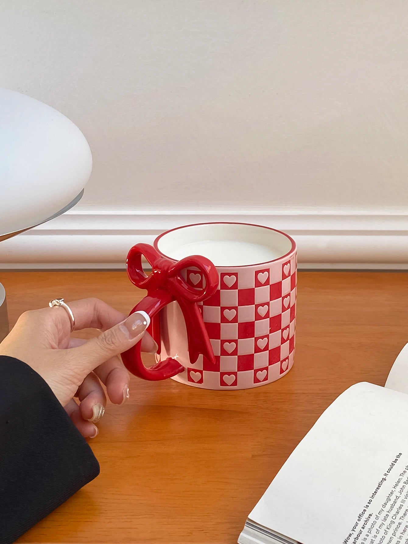 1Pc Bow Handle Heart Ceramic Mug, Creative Bow Handle Design Checkerboard Pattern Mug Coffee Cup, Suitable for Home Decoration, Daily Drinking Water, Breakfast Milk, Afternoon Tea Coffee, Coffee Shop Latte Flower Cup, Exquisi