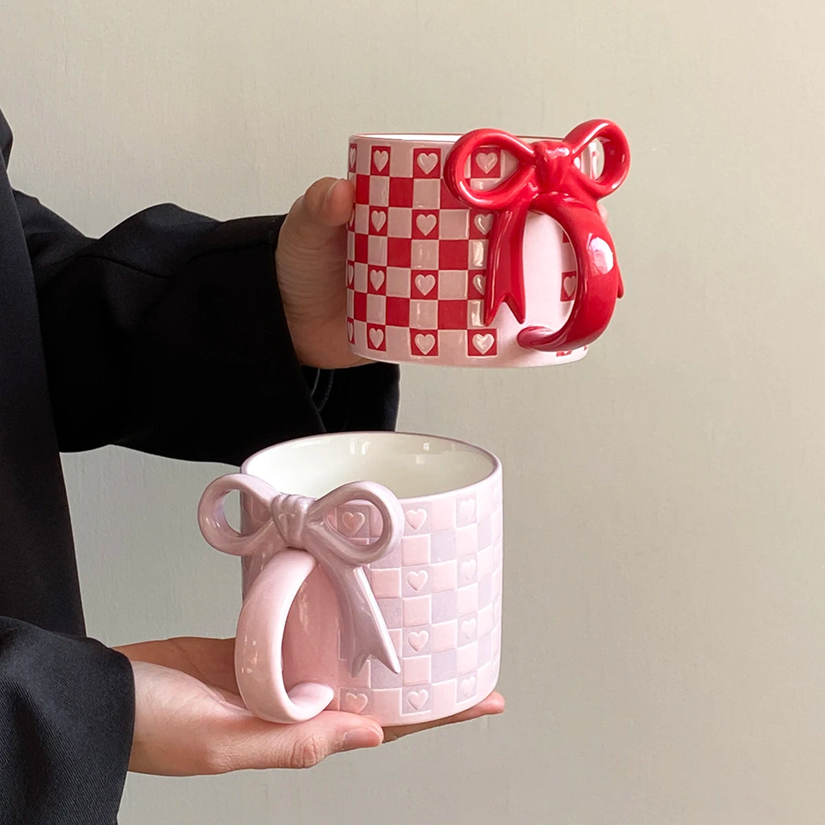 1Pc Bow Handle Heart Ceramic Mug, Creative Bow Handle Design Checkerboard Pattern Mug Coffee Cup, Suitable for Home Decoration, Daily Drinking Water, Breakfast Milk, Afternoon Tea Coffee, Coffee Shop Latte Flower Cup, Exquisi