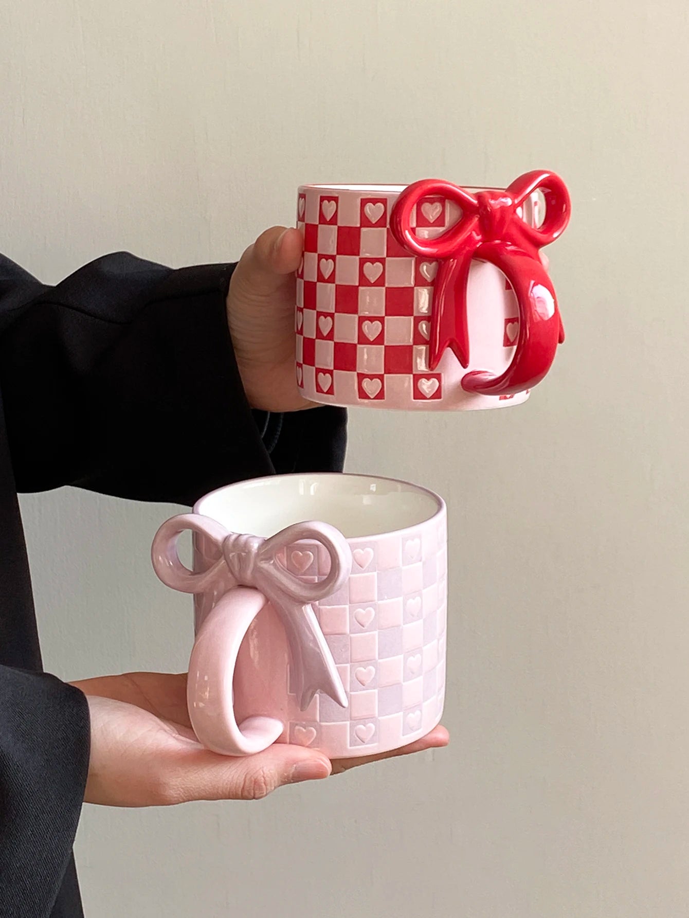 1Pc Bow Handle Heart Ceramic Mug, Creative Bow Handle Design Checkerboard Pattern Mug Coffee Cup, Suitable for Home Decoration, Daily Drinking Water, Breakfast Milk, Afternoon Tea Coffee, Coffee Shop Latte Flower Cup, Exquisi