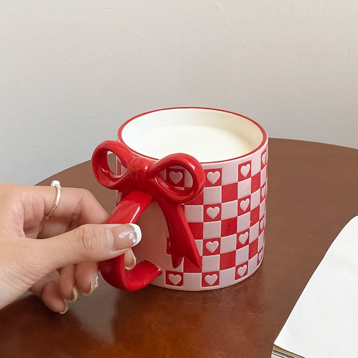 1Pc Bow Handle Heart Ceramic Mug, Creative Bow Handle Design Checkerboard Pattern Mug Coffee Cup, Suitable for Home Decoration, Daily Drinking Water, Breakfast Milk, Afternoon Tea Coffee, Coffee Shop Latte Flower Cup, Exquisi