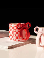 1Pc Bow Handle Heart Ceramic Mug, Creative Bow Handle Design Checkerboard Pattern Mug Coffee Cup, Suitable for Home Decoration, Daily Drinking Water, Breakfast Milk, Afternoon Tea Coffee, Coffee Shop Latte Flower Cup, Exquisi