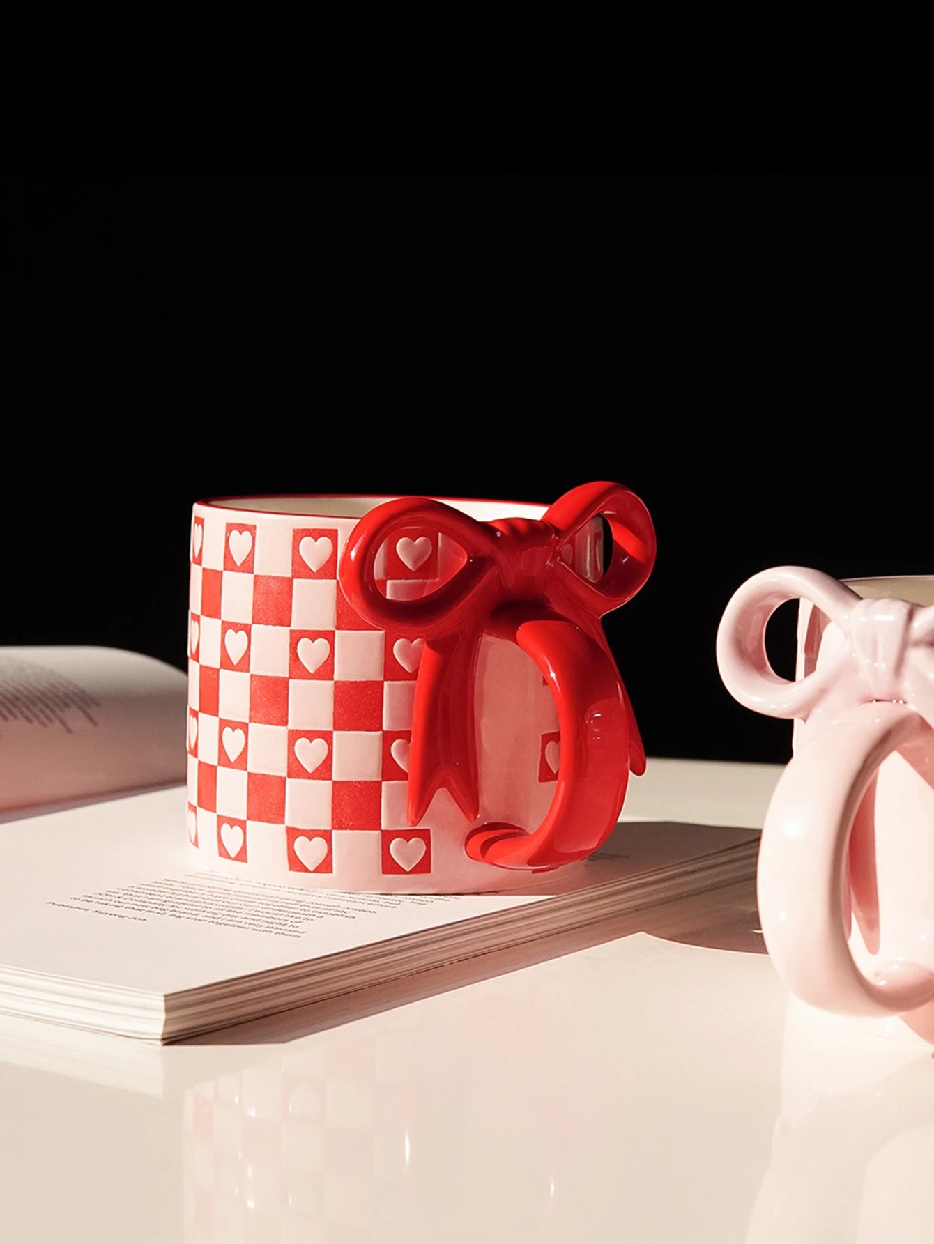 1Pc Bow Handle Heart Ceramic Mug, Creative Bow Handle Design Checkerboard Pattern Mug Coffee Cup, Suitable for Home Decoration, Daily Drinking Water, Breakfast Milk, Afternoon Tea Coffee, Coffee Shop Latte Flower Cup, Exquisi