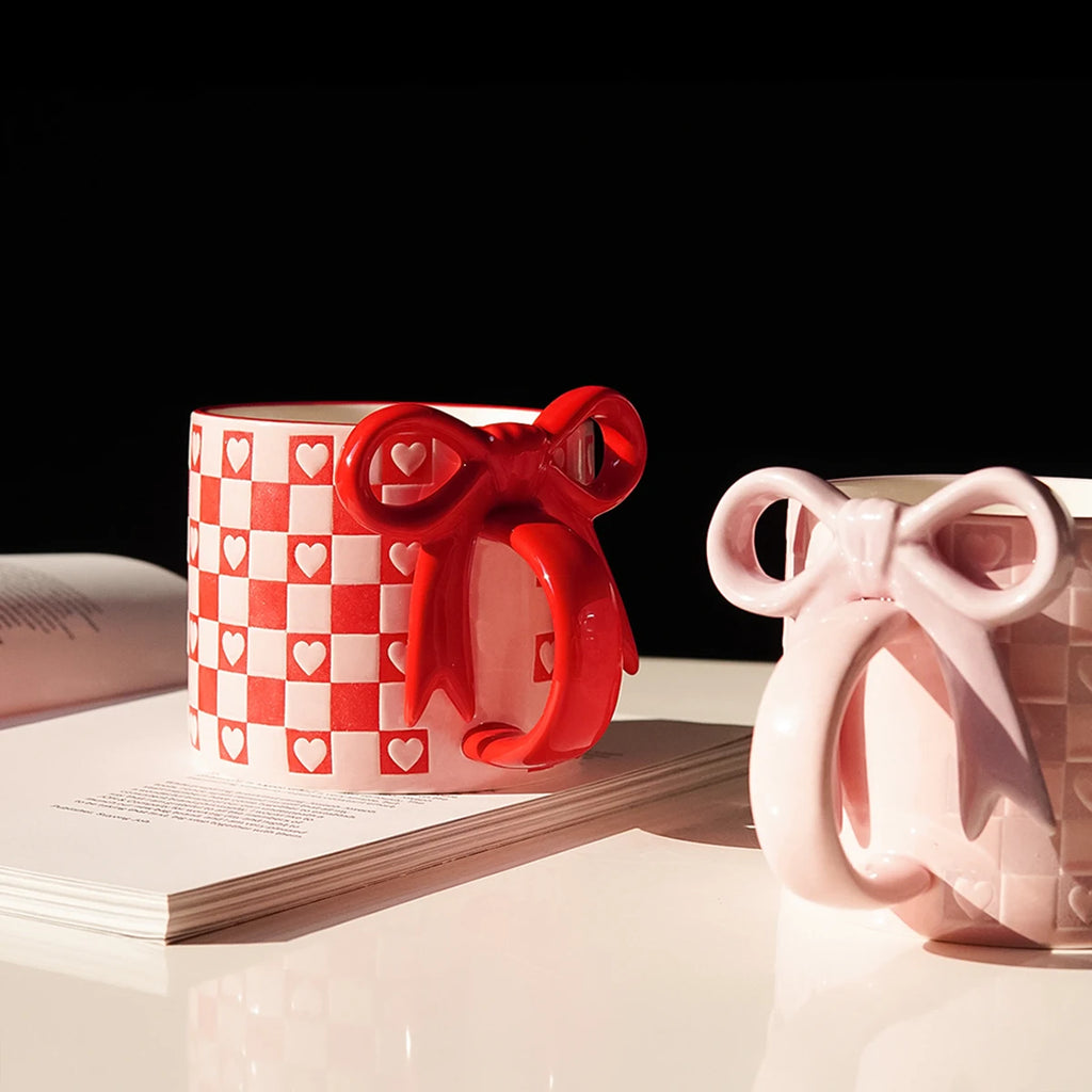 1Pc Bow Handle Heart Ceramic Mug, Creative Bow Handle Design Checkerboard Pattern Mug Coffee Cup, Suitable for Home Decoration, Daily Drinking Water, Breakfast Milk, Afternoon Tea Coffee, Coffee Shop Latte Flower Cup, Exquisi