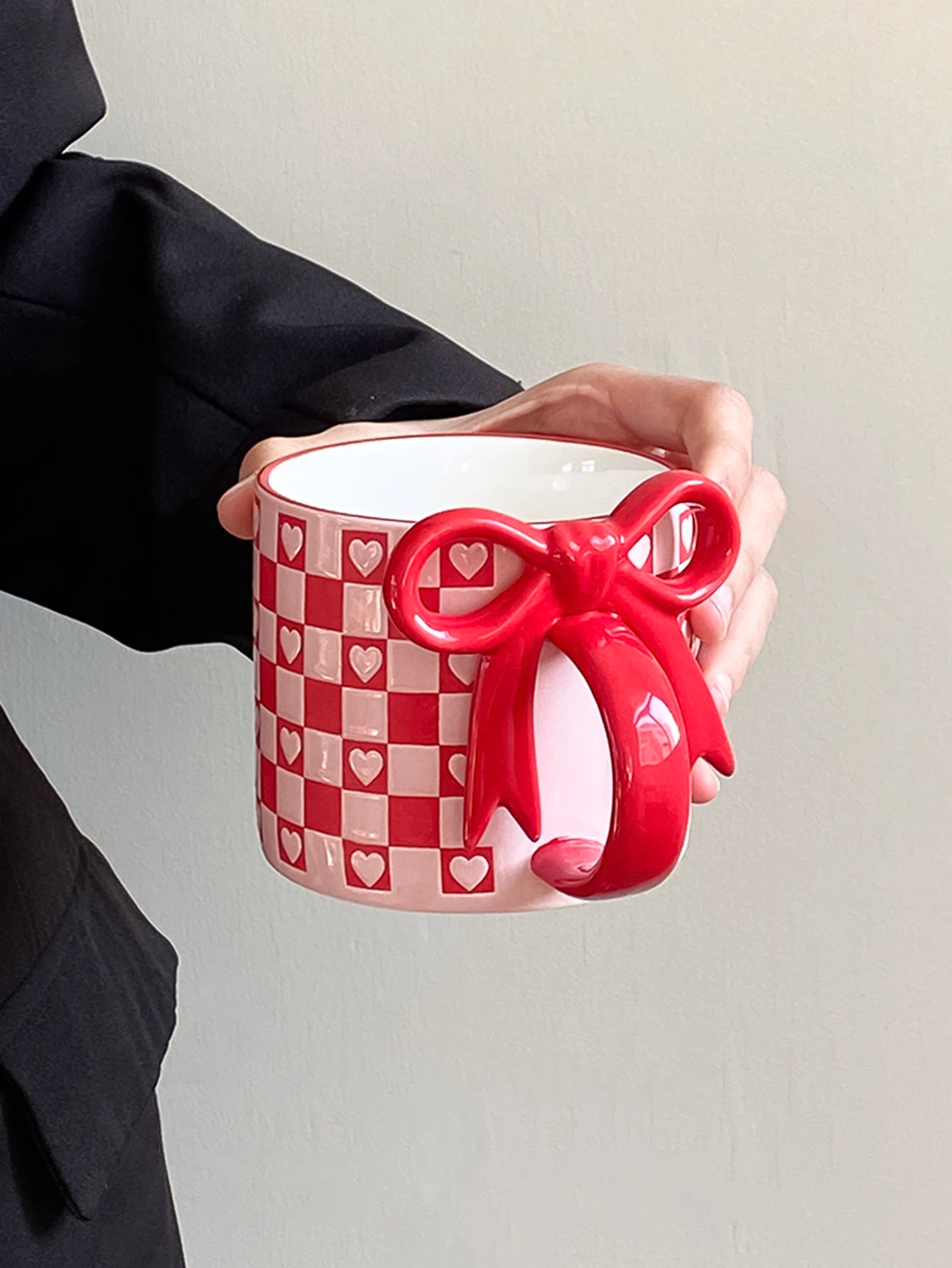 1Pc Bow Handle Heart Ceramic Mug, Creative Bow Handle Design Checkerboard Pattern Mug Coffee Cup, Suitable for Home Decoration, Daily Drinking Water, Breakfast Milk, Afternoon Tea Coffee, Coffee Shop Latte Flower Cup, Exquisi